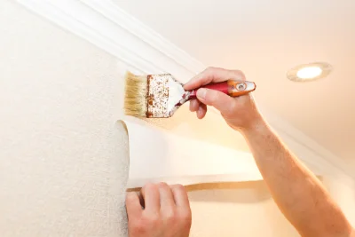 Pose de papier peint au Saint — revêtements muraux et toiles de verre